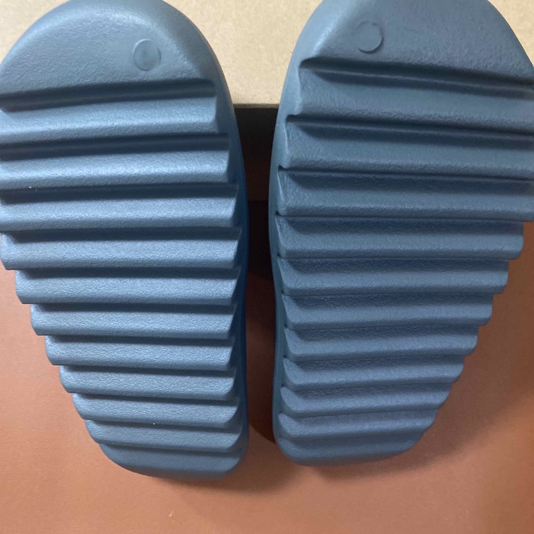 YZY SLIDE 27.5  YEEZY YZY SLIDE  メンズの靴/シューズ(サンダル)の商品写真