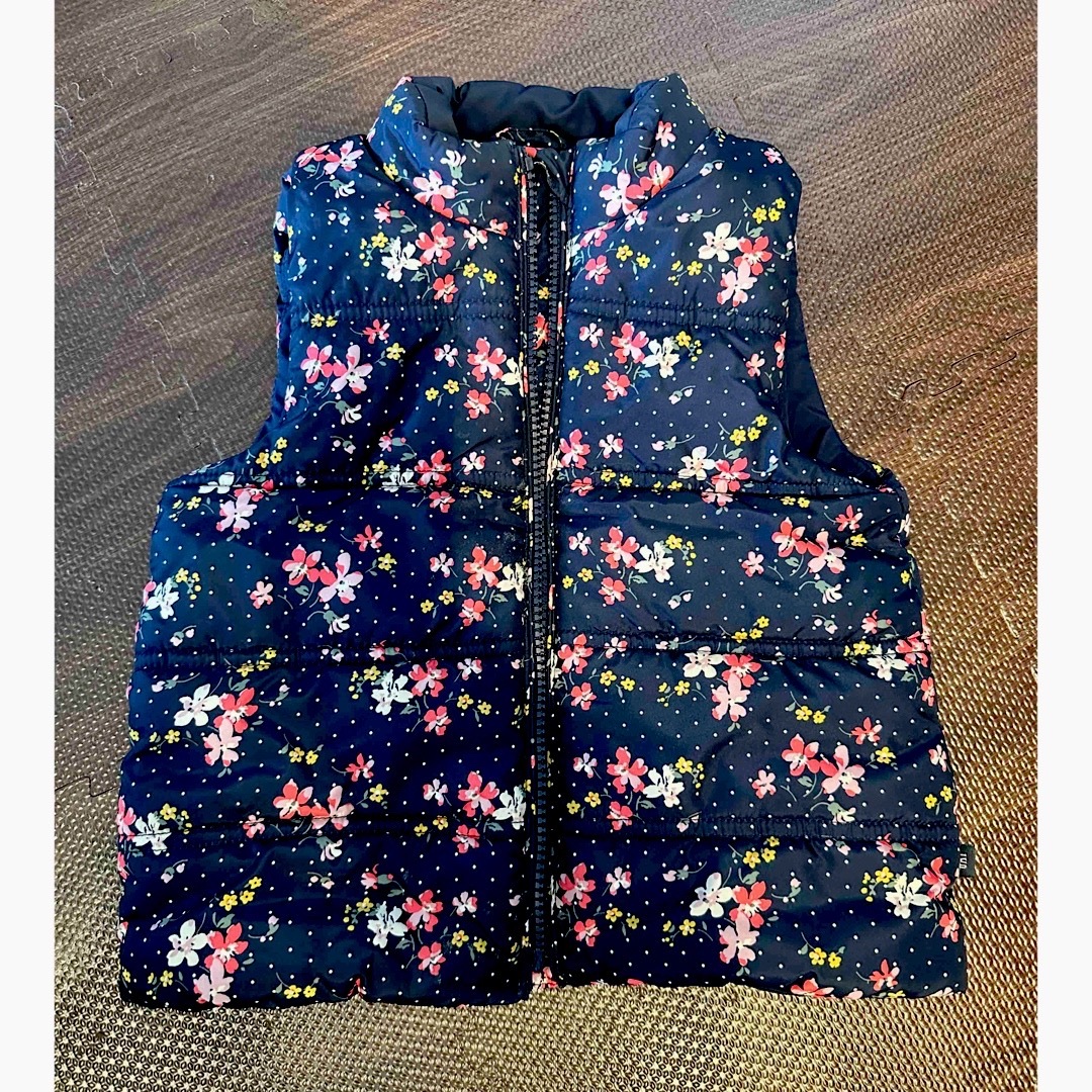 GAP Kids(ギャップキッズ)のGAP kids ダウンベスト キッズ/ベビー/マタニティのキッズ服女の子用(90cm~)(ジャケット/上着)の商品写真