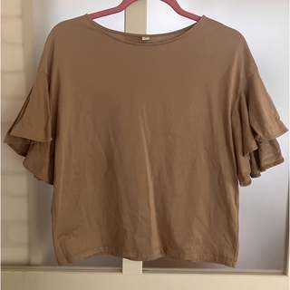 ユニクロ(UNIQLO)のUNIQLO ベージュ　フリルTシャツ(Tシャツ(半袖/袖なし))