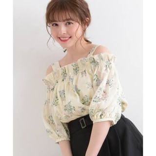 マジェスティックレゴン(MAJESTIC LEGON)の【美品】オフショル花柄トップス MAJESTIC LEGON(カットソー(半袖/袖なし))