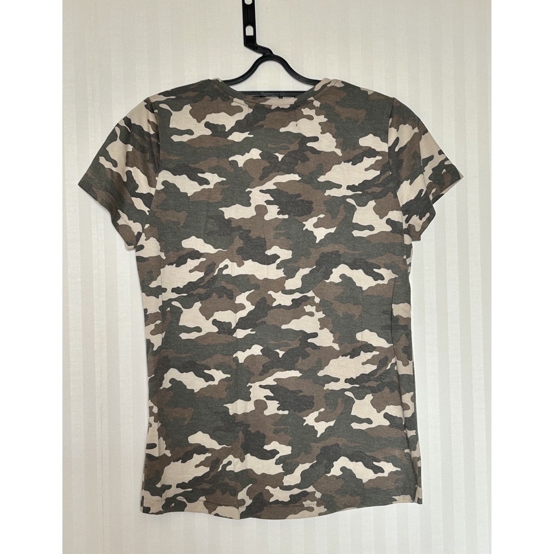 ROPE mademoiselle(ロペマドモアゼル)の新品❗️ロペマドモアゼル 迷彩柄 Tシャツ Vネック メンズのトップス(Tシャツ/カットソー(半袖/袖なし))の商品写真