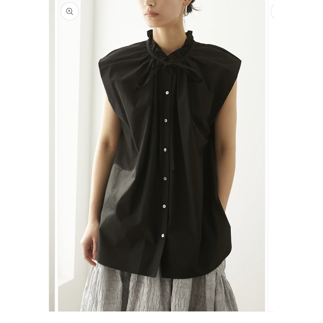 ELLIE スタンドフリルノースリーブシャツ【BLACK】 レディースのトップス(シャツ/ブラウス(半袖/袖なし))の商品写真