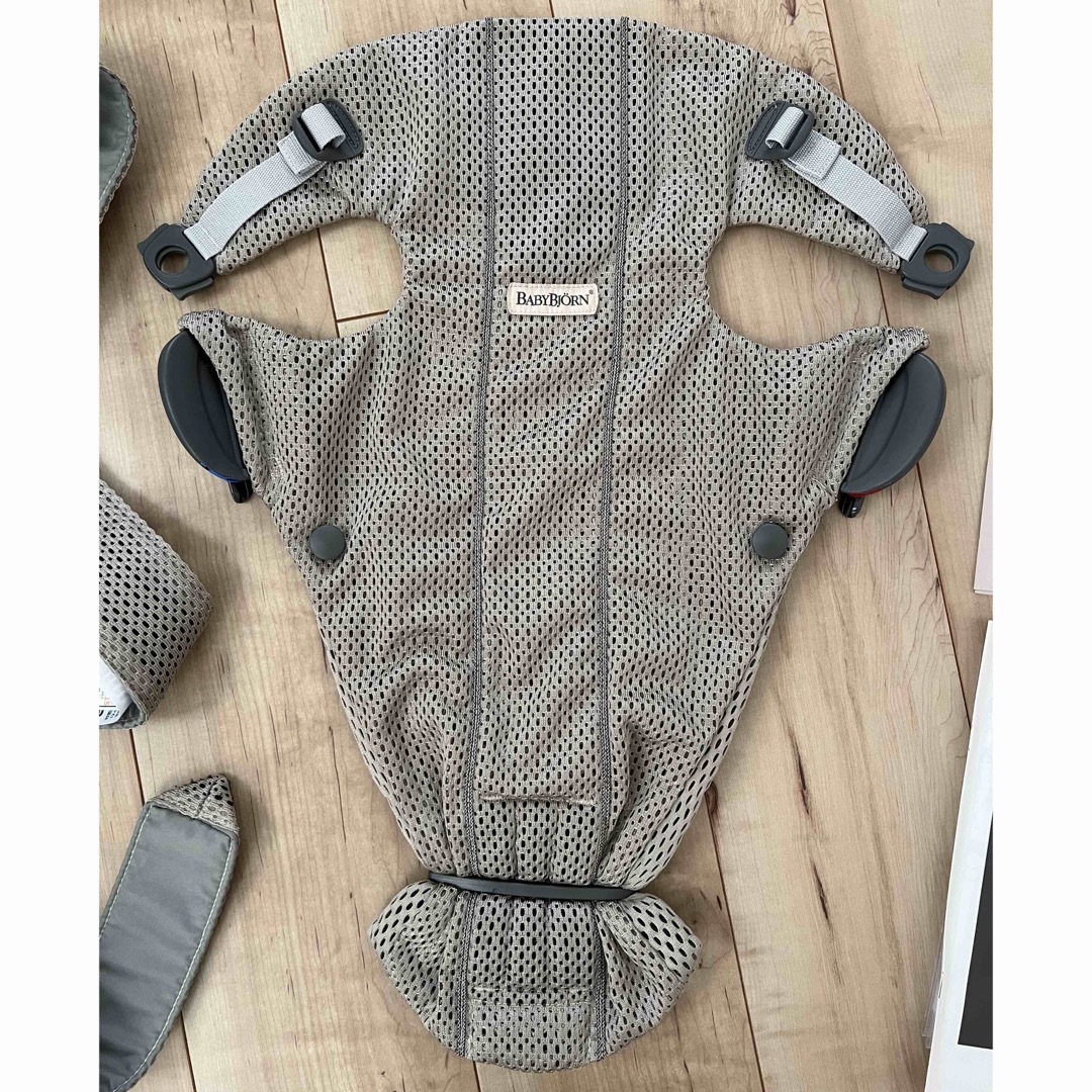 BABYBJORN(ベビービョルン)のベビービョルン ベビーキャリア MINI Air  グレーベージュ　抱っこ紐 キッズ/ベビー/マタニティの外出/移動用品(抱っこひも/おんぶひも)の商品写真