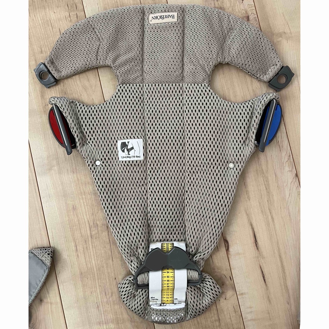 BABYBJORN(ベビービョルン)のベビービョルン ベビーキャリア MINI Air  グレーベージュ　抱っこ紐 キッズ/ベビー/マタニティの外出/移動用品(抱っこひも/おんぶひも)の商品写真