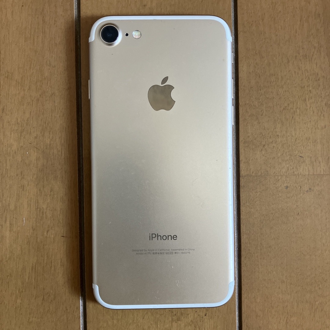 iPhone(アイフォーン)のiPhone 7   32Ｇ  gold スマホ/家電/カメラのスマートフォン/携帯電話(スマートフォン本体)の商品写真