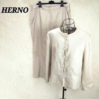 ヘルノ(HERNO)のヘルノ【48】パンツスーツ セットアップ ノーカラージャケット ベージュ(スーツ)