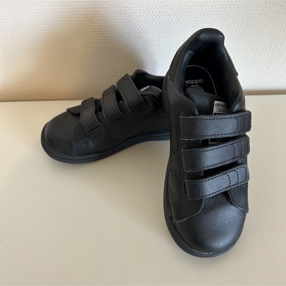 STANSMITH（adidas）(スタンスミス)の✳︎新品✳︎ adidas スタンスミス　キッズ　15.5㎝　黒　レザー キッズ/ベビー/マタニティのキッズ靴/シューズ(15cm~)(スニーカー)の商品写真