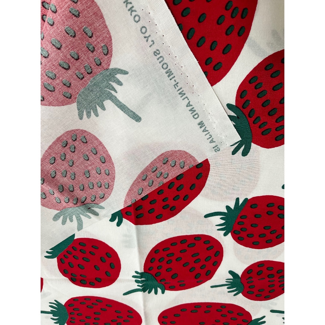 marimekko(マリメッコ)の❤️マリメッコ未使用 正規品 生地ハギレ人気★ピエニマンシッカ140cm50cm ハンドメイドの素材/材料(生地/糸)の商品写真