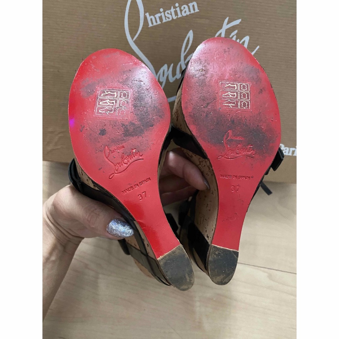 Christian Louboutin(クリスチャンルブタン)のクリスチャンルブタン黒ブラックリボンコルクソールウェッジレッドヒール紗栄子軽量 レディースの靴/シューズ(ハイヒール/パンプス)の商品写真