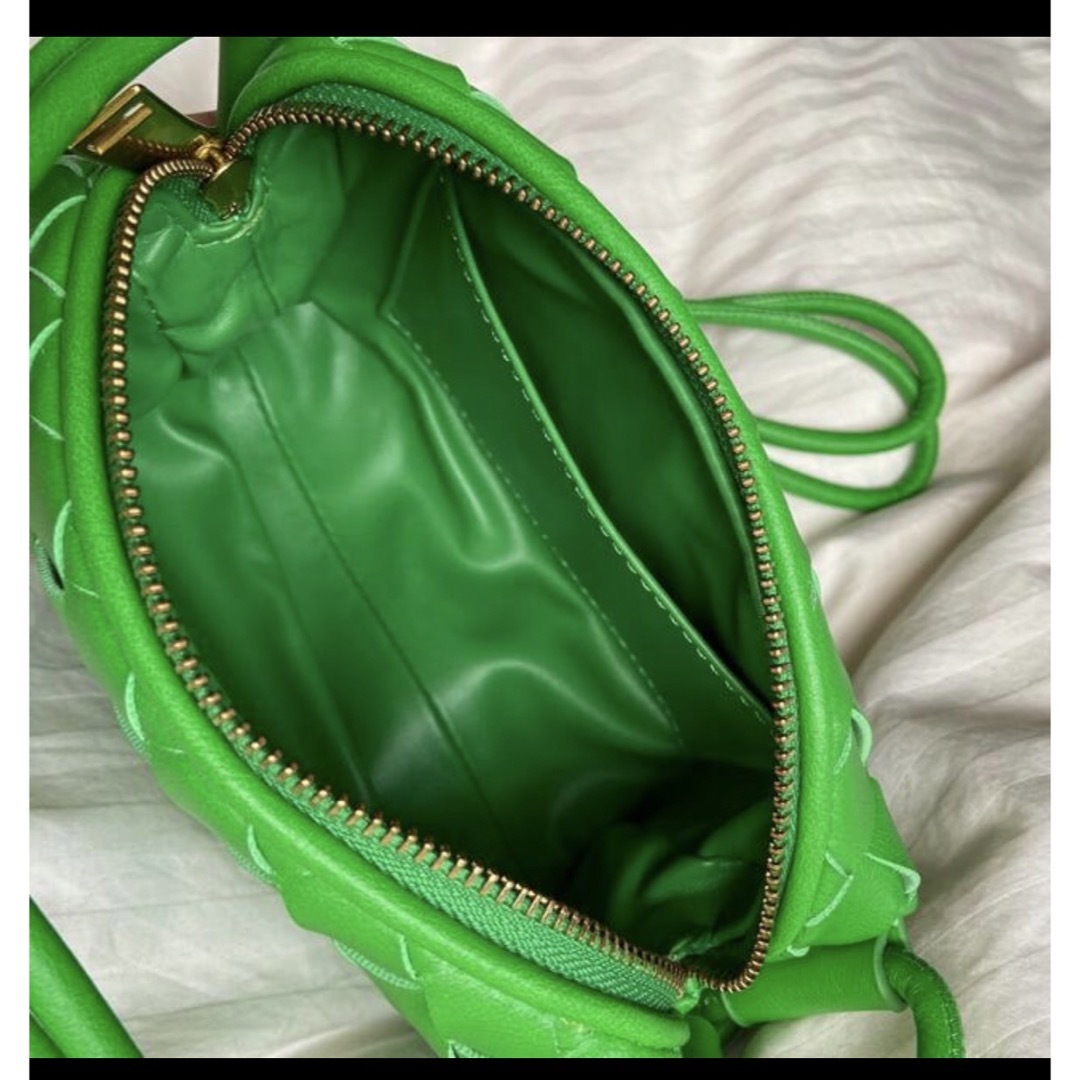 新品編み込み本革ショルダーバッグ　パラキートグリーン レディースのバッグ(ショルダーバッグ)の商品写真