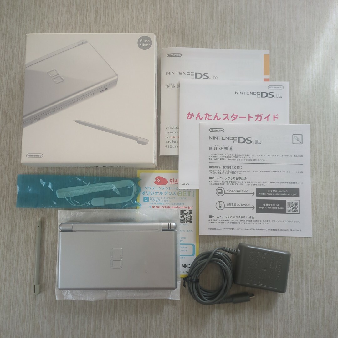 Nintendo DS ニンテンド-DS LITE グロスシルバー エンタメ/ホビーのゲームソフト/ゲーム機本体(携帯用ゲーム機本体)の商品写真