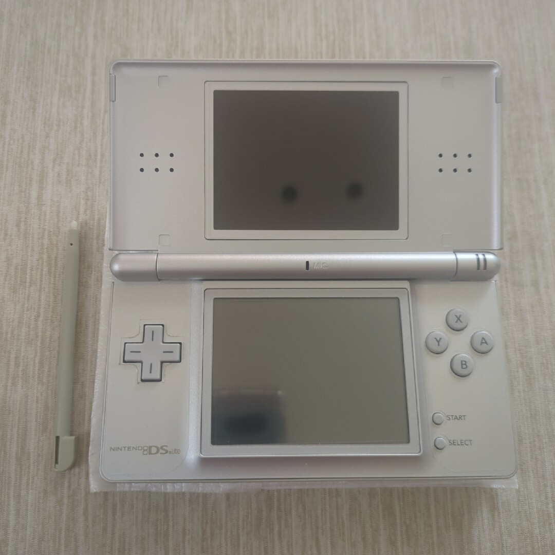 Nintendo DS ニンテンド-DS LITE グロスシルバー エンタメ/ホビーのゲームソフト/ゲーム機本体(携帯用ゲーム機本体)の商品写真