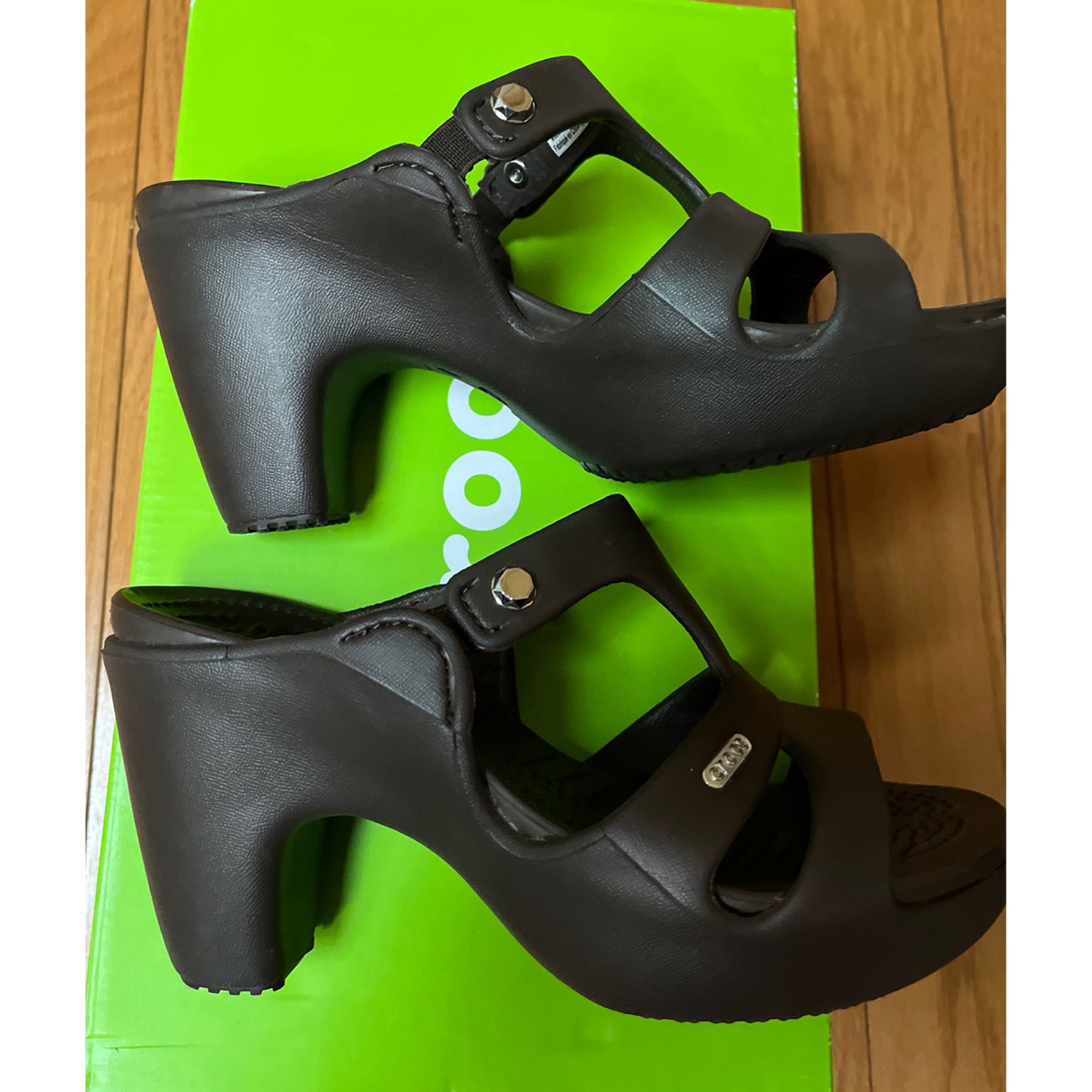 crocs(クロックス)の未使用品　クロックス　W6 22.0cm 22.5cm    濃茶　サイプラス5 レディースの靴/シューズ(サンダル)の商品写真
