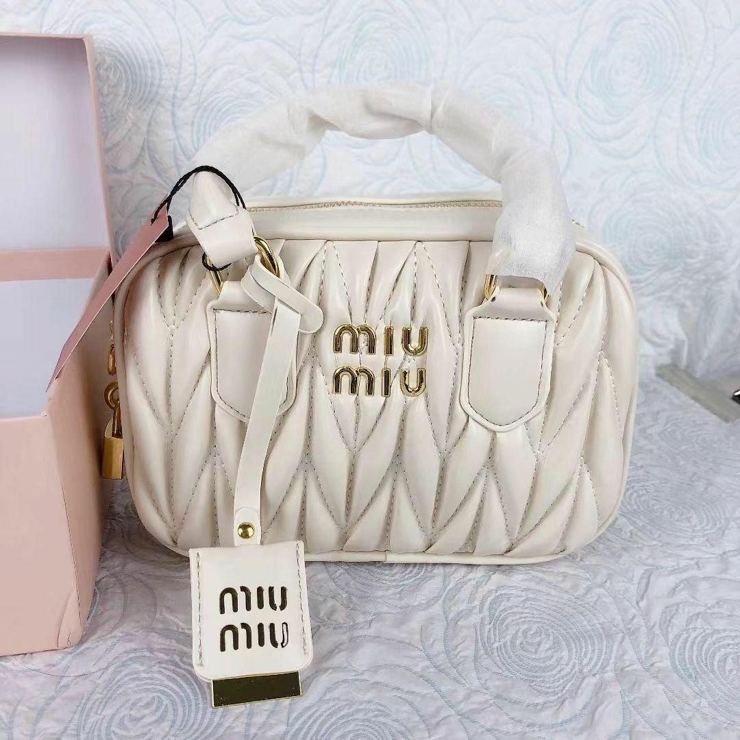当店特典行き 超人気MIU MIU ✦ミュウミュウボウリングバッグ