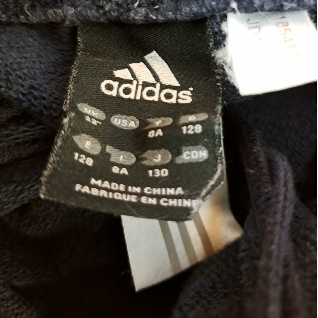 adidas(アディダス)のアディダス　スエットパンツ　130 キッズ/ベビー/マタニティのキッズ服男の子用(90cm~)(パンツ/スパッツ)の商品写真