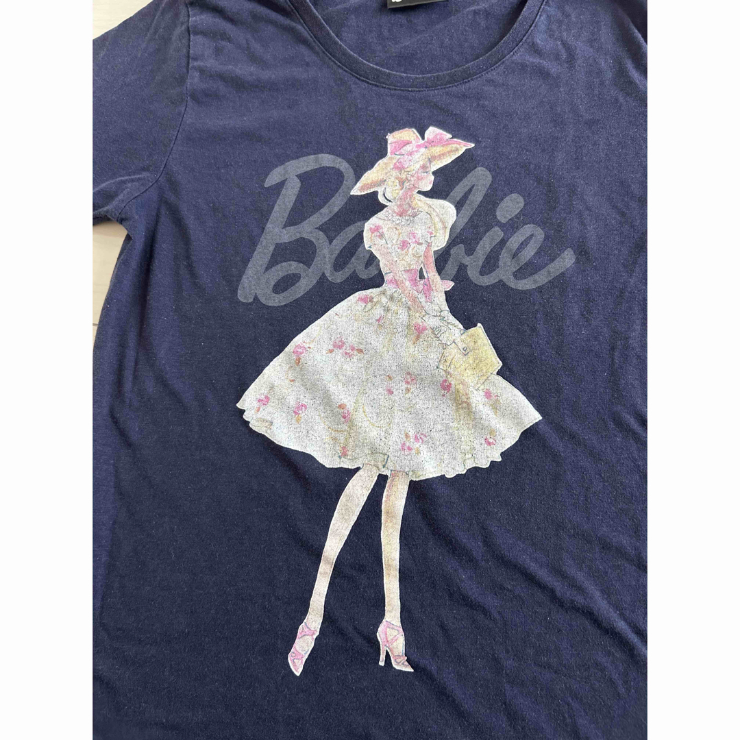 Barbie(バービー)のBarbie バービー　Tシャツ　紺色　Mサイズ　レディース　ネイビー レディースのトップス(Tシャツ(半袖/袖なし))の商品写真