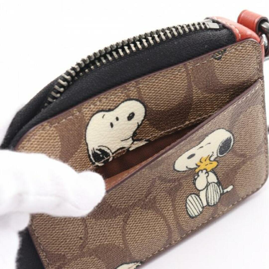 COACH(コーチ)のCOACH × PEANUTS スヌーピー Lジップ シグネチャー カードケース PVC レザー ブラウン レッドブラウン マルチカラー レディースのファッション小物(その他)の商品写真