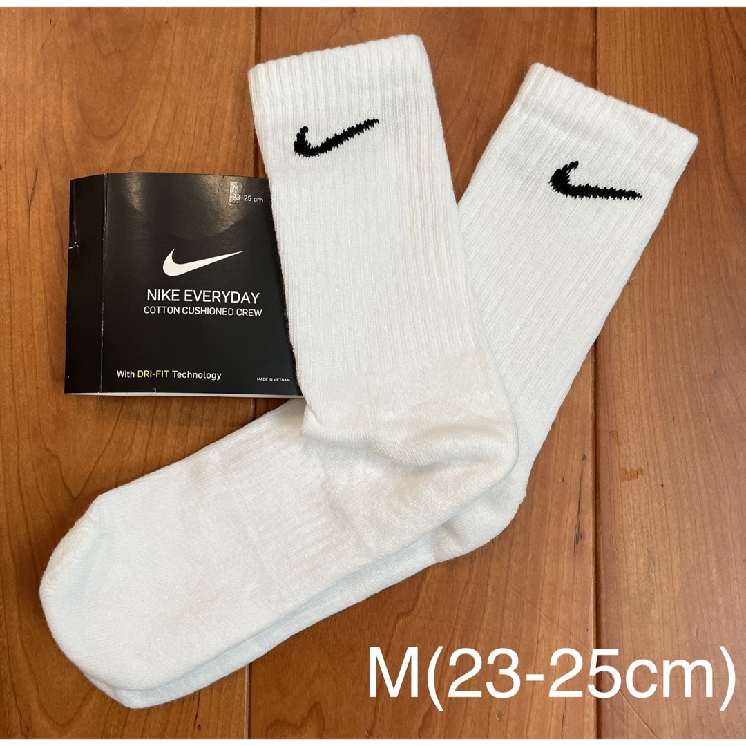 NIKE(ナイキ)の新品　ナイキ　M(23-25cm)  クッション　クルーソックス　白1足セット レディースのレッグウェア(ソックス)の商品写真