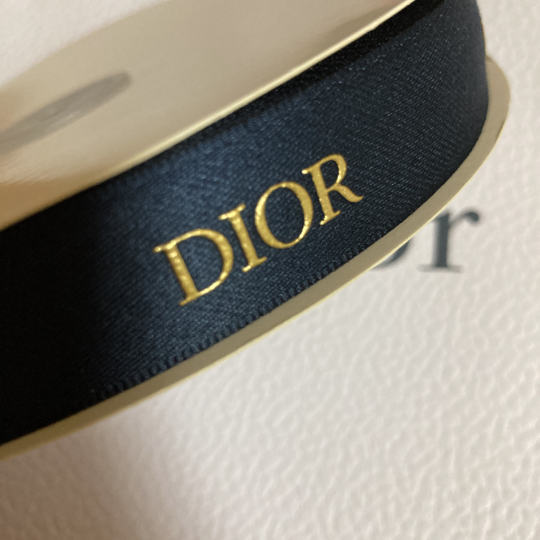 Christian Dior(クリスチャンディオール)のDior/2021✨クリスマス限定✨ネイビー&ゴールドロゴリボン【幅2㎝×1m】 インテリア/住まい/日用品のオフィス用品(ラッピング/包装)の商品写真