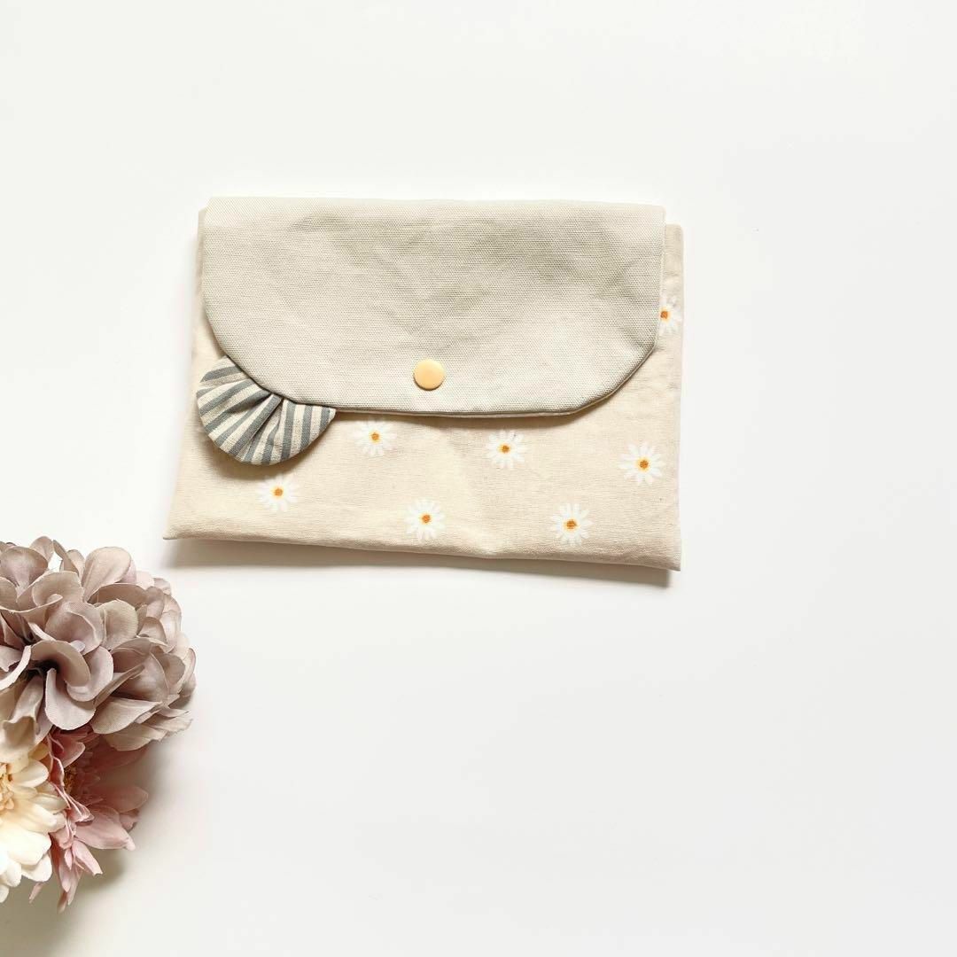 ベージュマーガレット　フリルのフラップポーチ ハンドメイドのファッション小物(ポーチ)の商品写真