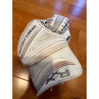 バウアー(BAUER)のアイスホッケー　キーパー　LRグラブ(ウインタースポーツ)