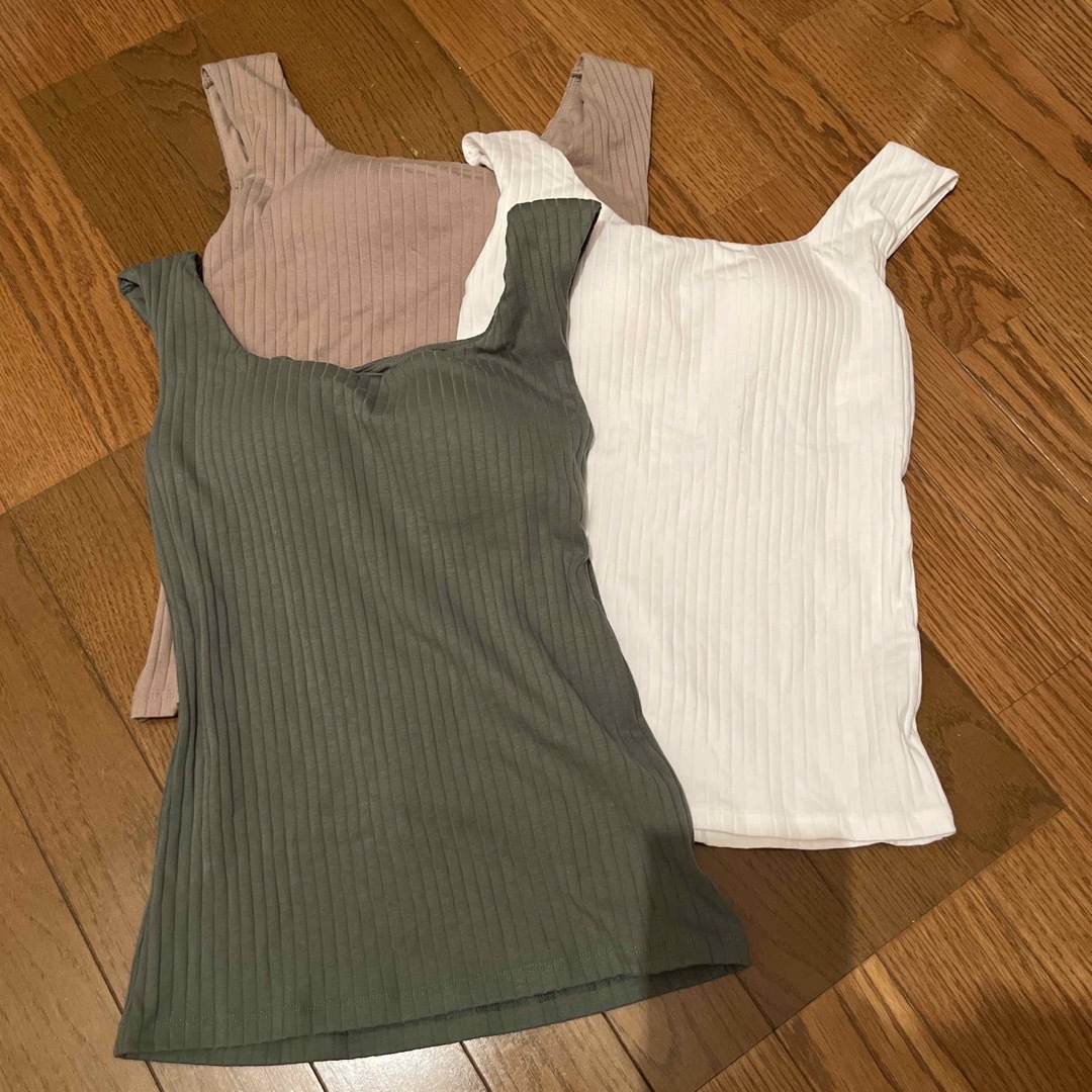 UNIQLO(ユニクロ)の美品💛ユニクロ　ブラトップ　3色セット レディースのトップス(タンクトップ)の商品写真