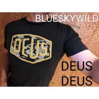 デウスエクスマキナ(Deus ex Machina)のDEUS デウスエクスマキナデカロゴ極小デザインカラープリント Tシャツ(Tシャツ/カットソー(半袖/袖なし))