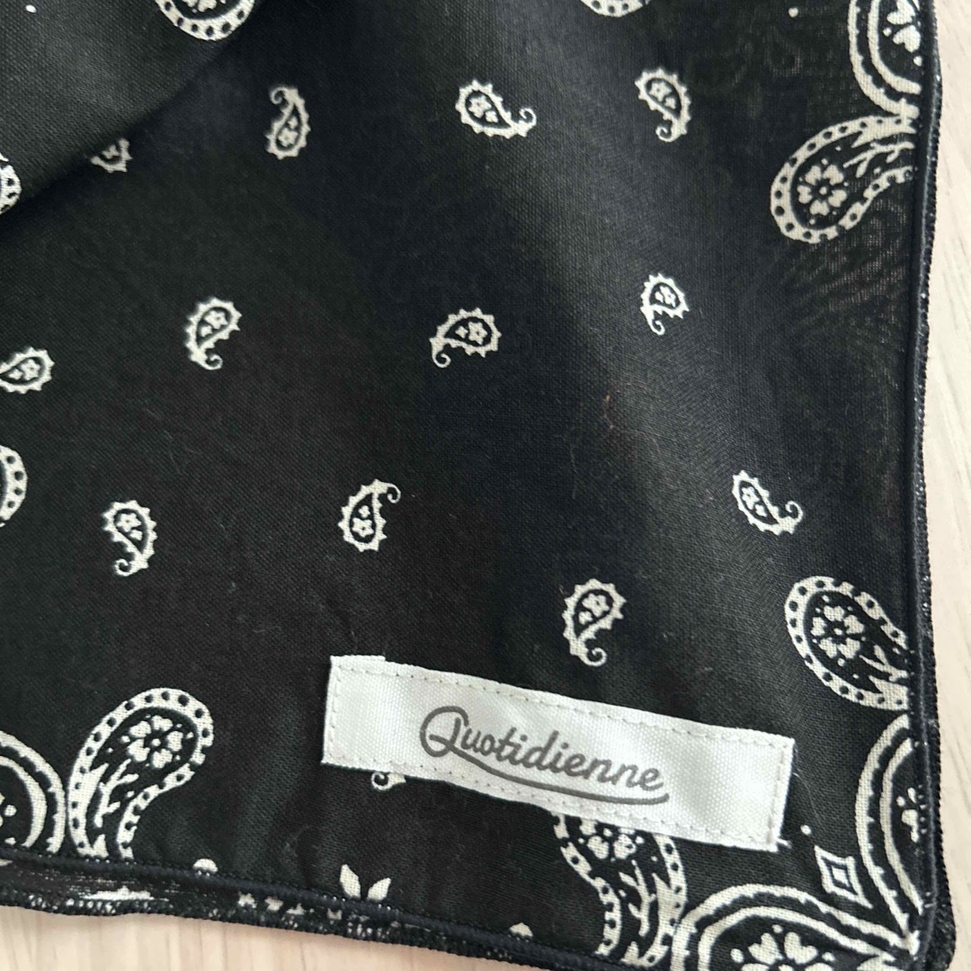 ペイズリー柄　大判スカーフ　バンダナ レディースのファッション小物(バンダナ/スカーフ)の商品写真
