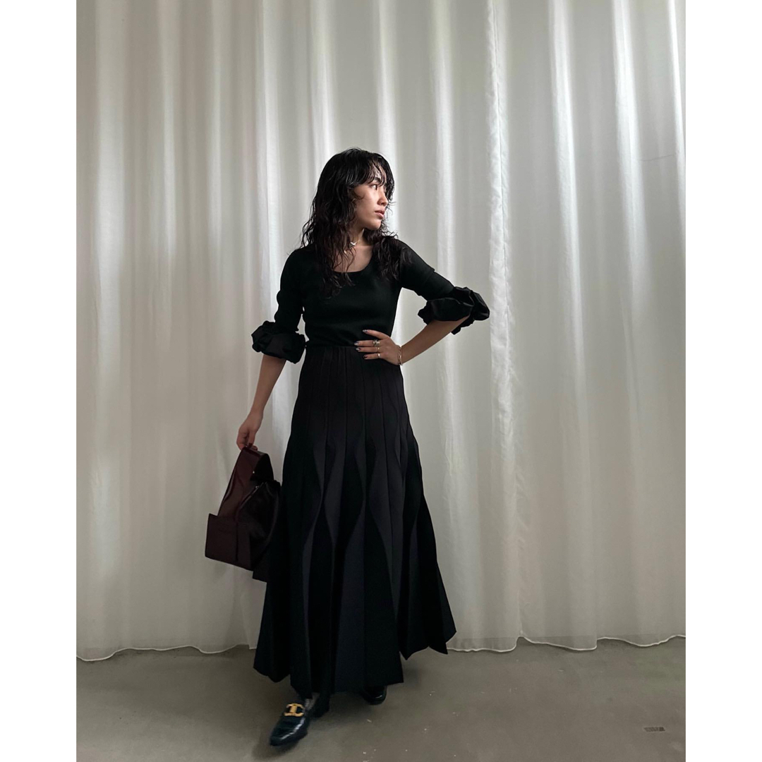 Ameri VINTAGE(アメリヴィンテージ)のAMERI Vintage WAVE PLEATS KNIT SKIRT レディースのスカート(ロングスカート)の商品写真