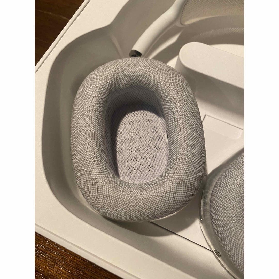 Apple(アップル)のapple  airpods max   シルバー　ヘッドホン　正規品　美品 スマホ/家電/カメラのオーディオ機器(ヘッドフォン/イヤフォン)の商品写真