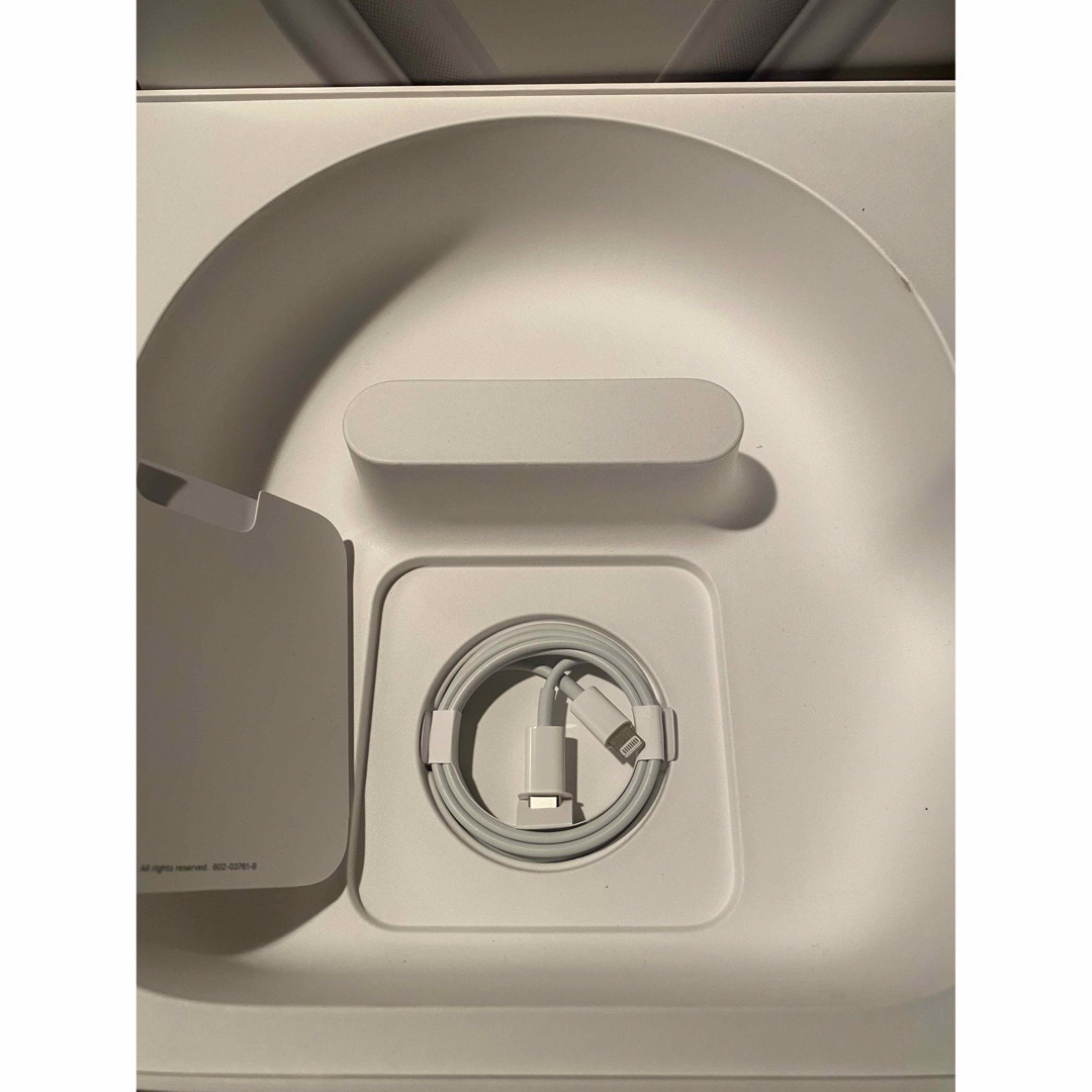 Apple(アップル)のapple  airpods max   シルバー　ヘッドホン　正規品　美品 スマホ/家電/カメラのオーディオ機器(ヘッドフォン/イヤフォン)の商品写真