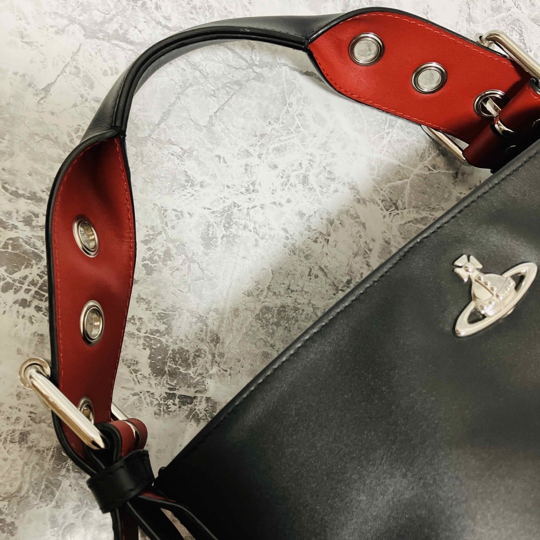 Vivienne Westwood(ヴィヴィアンウエストウッド)の【相場最安値】ヴィヴィアンウエストウッド　バケツ型　ショルダーバッグ　オーブ　黒 レディースのバッグ(ショルダーバッグ)の商品写真