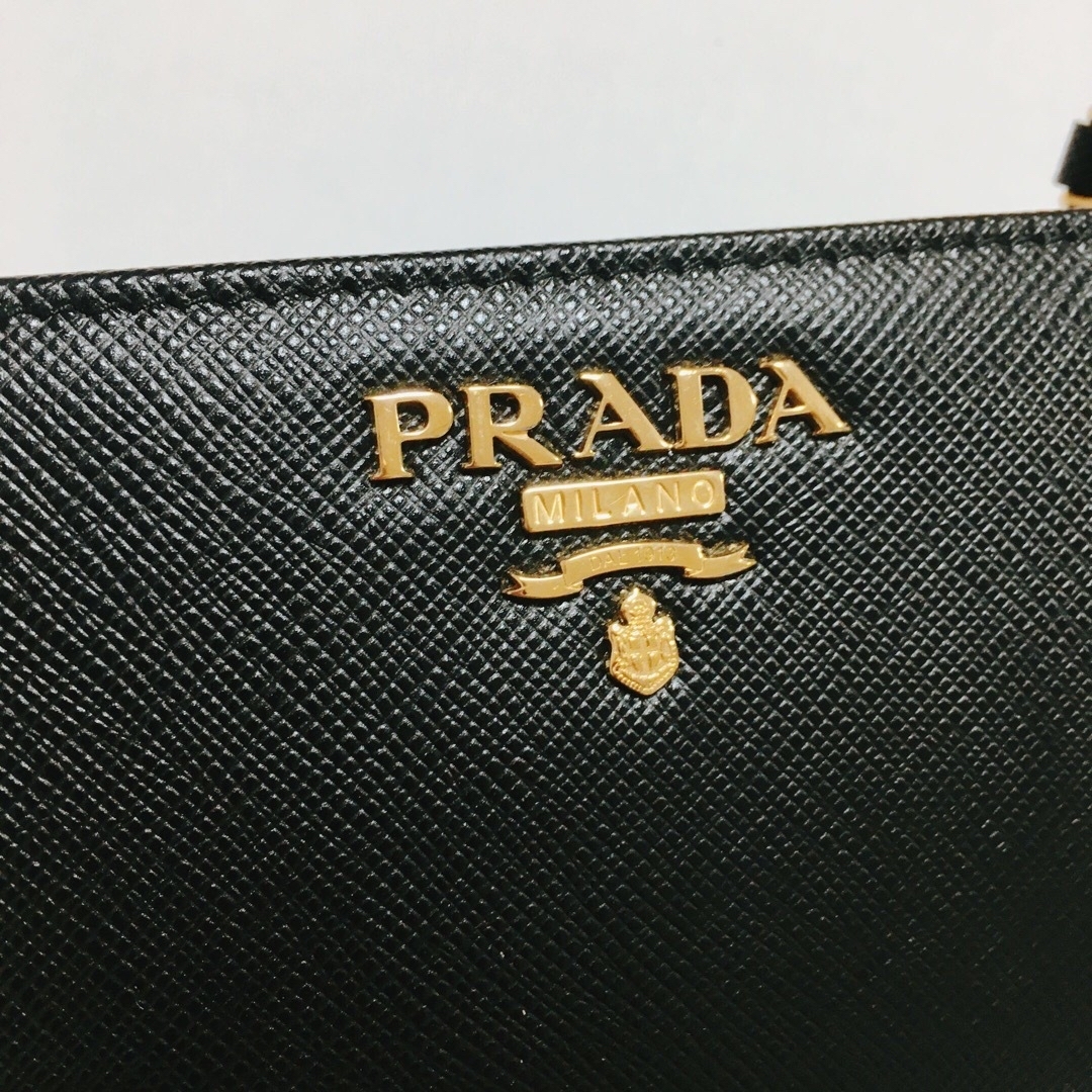 早い者勝ち PRADA プラダ サフィアーノ ロゴプレート 二つ折り財布