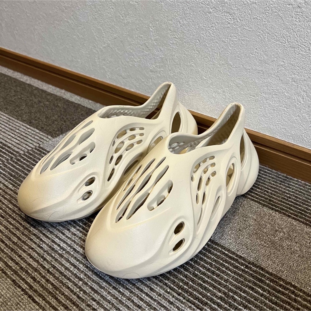 YEEZY Foam Runnner フォームサンダル　ベージュ　 27cm メンズの靴/シューズ(サンダル)の商品写真