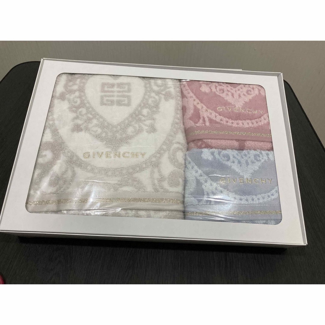 GIVENCHY(ジバンシィ)のGIVENCHY ジバンシィ タオル セット インテリア/住まい/日用品の日用品/生活雑貨/旅行(タオル/バス用品)の商品写真