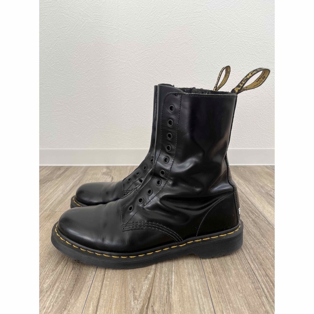 VETEMENTS(ヴェトモン)のヴェトモン × ドクターマーチン サイドジップ 10ホール ブーツ UK9.5  メンズの靴/シューズ(ブーツ)の商品写真