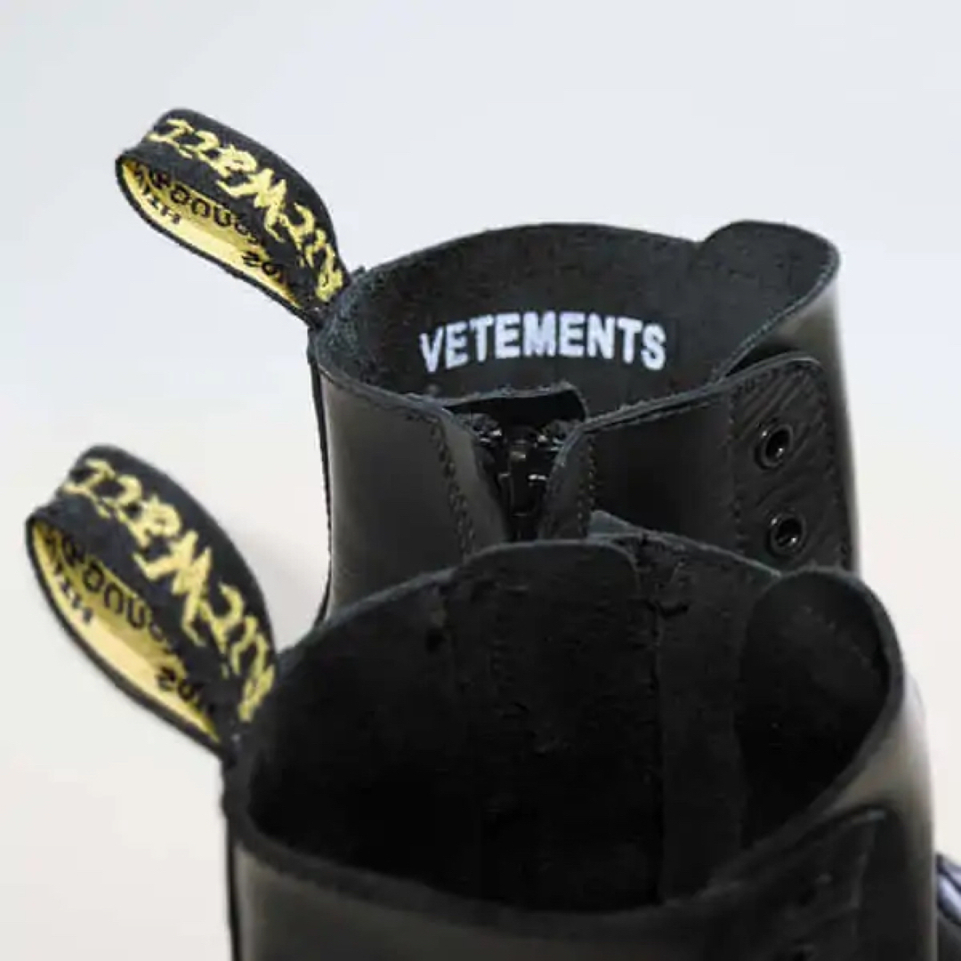 VETEMENTS(ヴェトモン)のヴェトモン × ドクターマーチン サイドジップ 10ホール ブーツ UK9.5  メンズの靴/シューズ(ブーツ)の商品写真