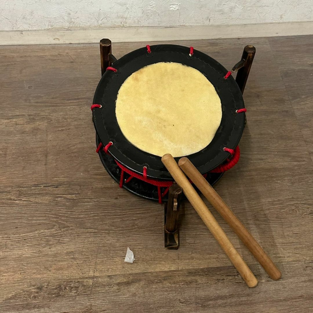  【新品・未使用】　牛革　和太鼓 締め太鼓・バチ付き・台付き 楽器の和楽器(和太鼓)の商品写真