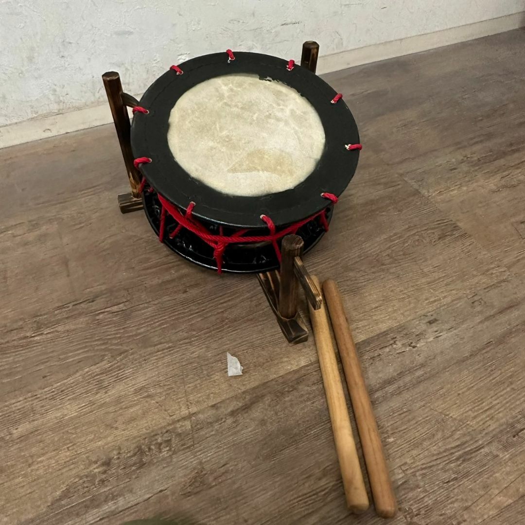  【新品・未使用】　牛革　和太鼓 締め太鼓・バチ付き・台付き 楽器の和楽器(和太鼓)の商品写真