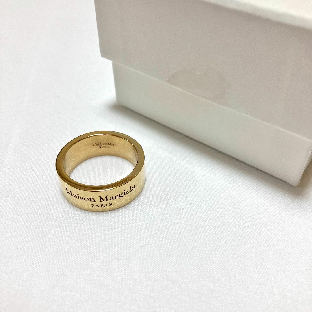 Maison Martin Margiela(マルタンマルジェラ)の新品 6 マルジェラ 23ss ブランドロゴリング 金色 シルバー 5218 メンズのアクセサリー(リング(指輪))の商品写真