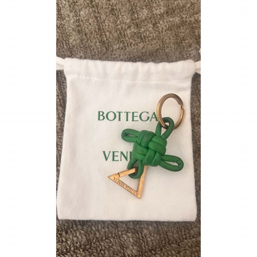 Bottega Veneta(ボッテガヴェネタ)のボッテガ ヴェネタ グリーン キーリング キーホルダー レディースのファッション小物(キーホルダー)の商品写真