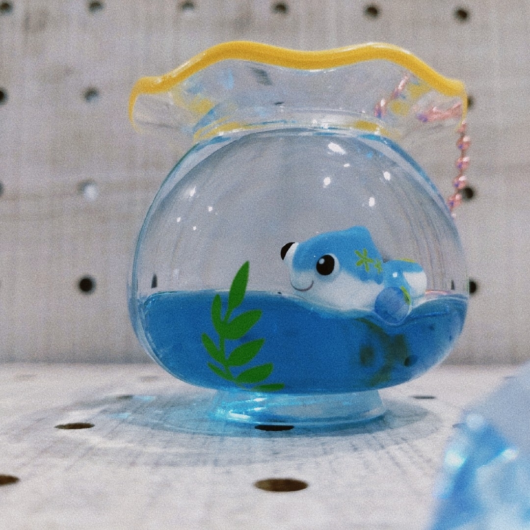 レトロ‼️金魚鉢　キーホルダー　金魚　アクセサリー　おもちゃ　景品　オイル　飾り エンタメ/ホビーのおもちゃ/ぬいぐるみ(キャラクターグッズ)の商品写真