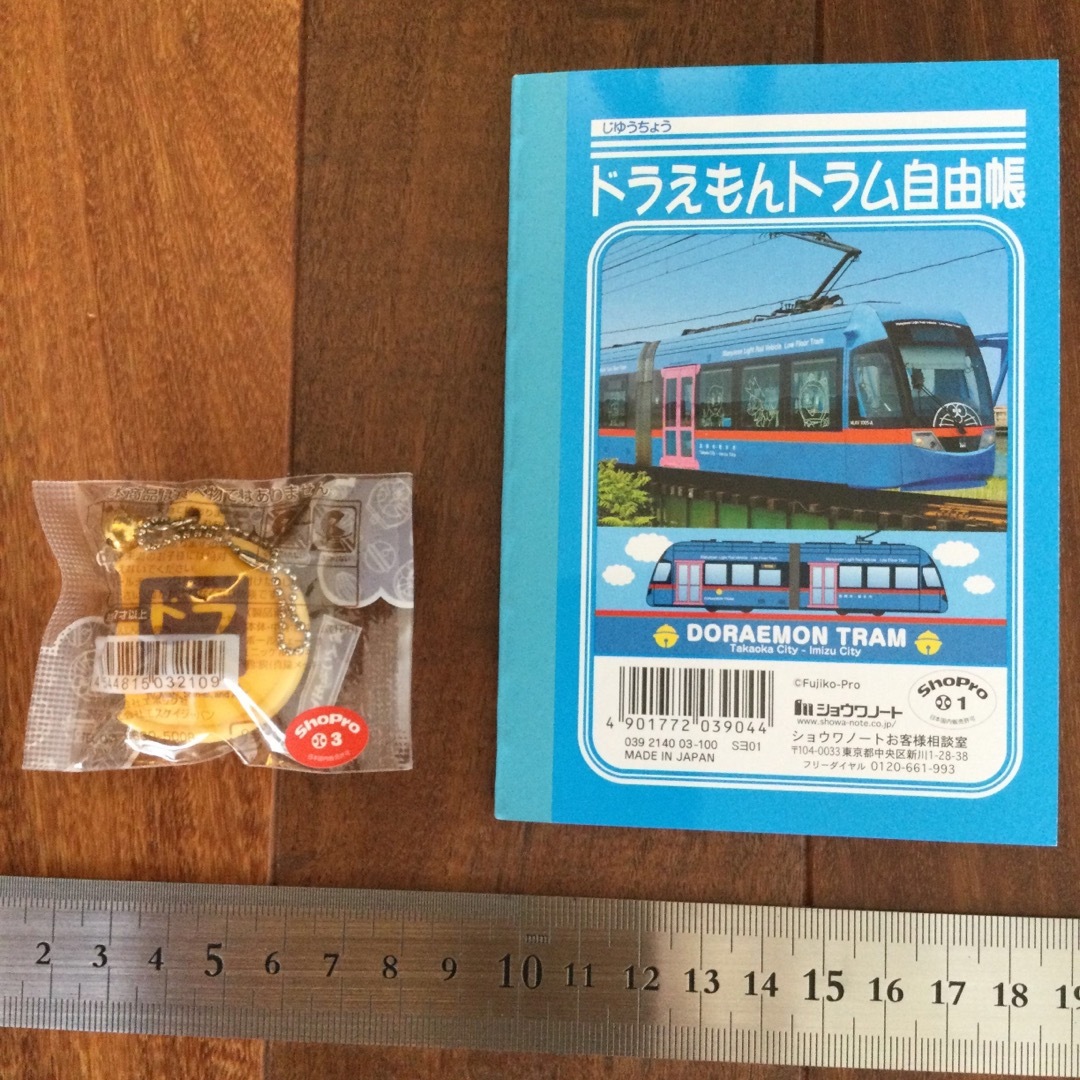 ドラえもんトラム自由帳とキーホルダー インテリア/住まい/日用品の文房具(ノート/メモ帳/ふせん)の商品写真