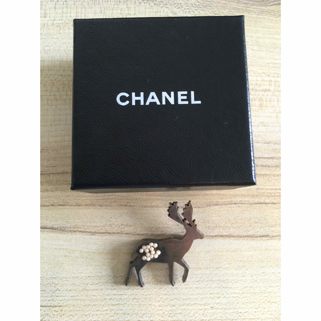 CHANEL(シャネル)の【週末限定価格】CHANEL シャネル　トナカイモチーフ　ブローチ レディースのアクセサリー(ブローチ/コサージュ)の商品写真