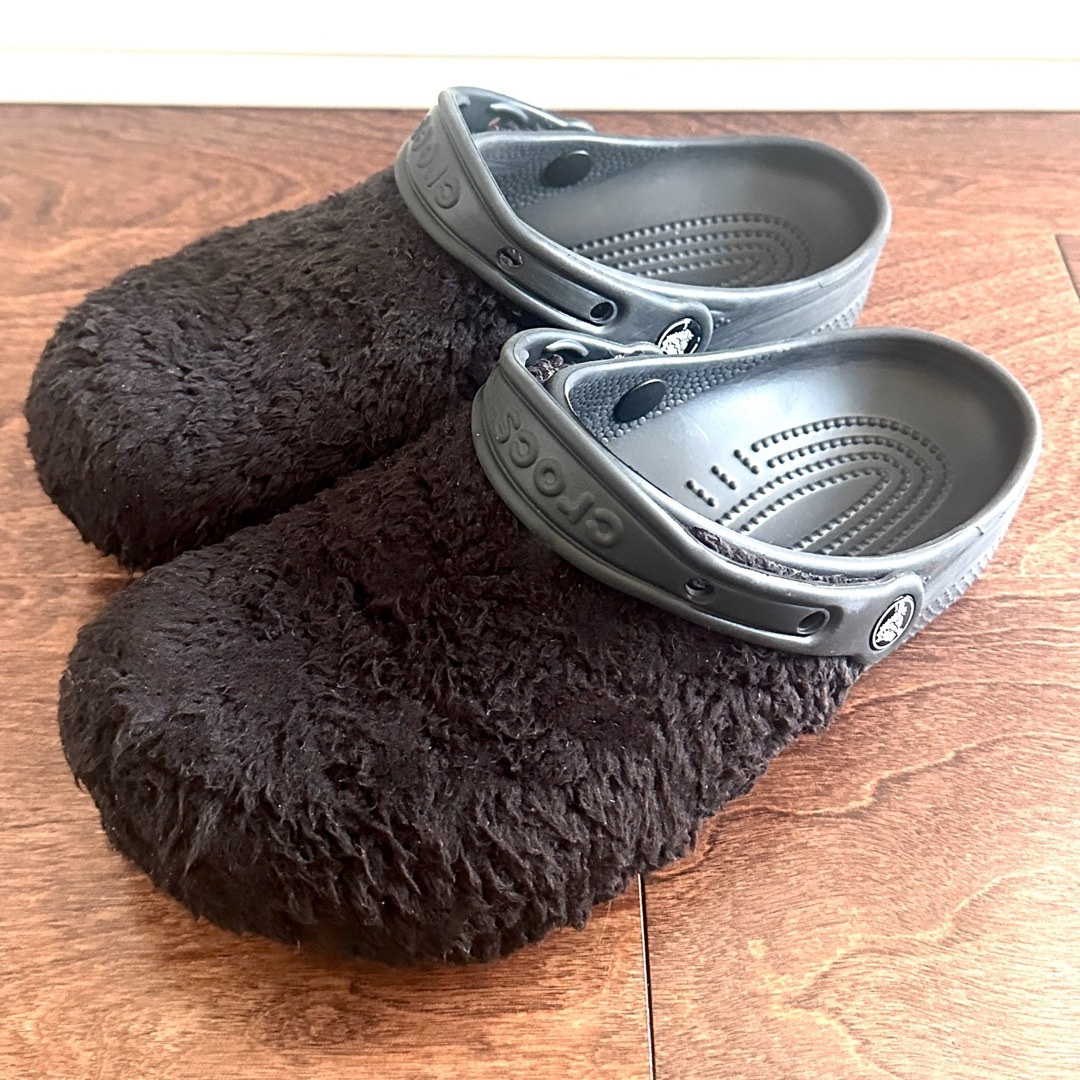 crocs(クロックス)のクロックスボア25cmクラシックマニアファズクロッグ　ブラック レディースの靴/シューズ(サンダル)の商品写真