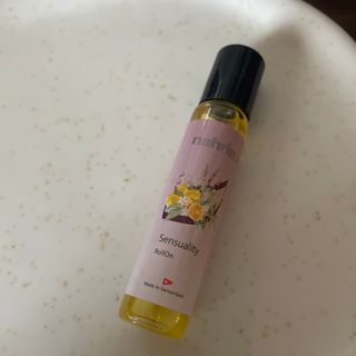 コスメキッチン(Cosme Kitchen)のナリン　センシェアルロールオン　nahrin コスキチ　コスメキッチン(エッセンシャルオイル（精油）)