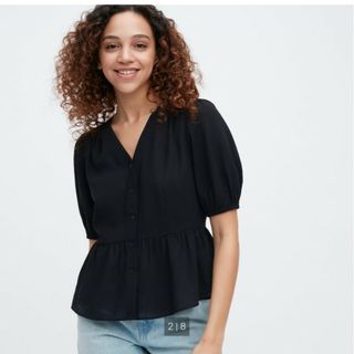 ユニクロ(UNIQLO)のレーヨンローンVネックブラウス(シャツ/ブラウス(半袖/袖なし))