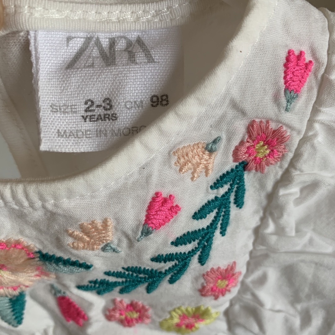 ZARA KIDS(ザラキッズ)のZARA フラワー刺繍トップス　2-3y キッズ/ベビー/マタニティのキッズ服女の子用(90cm~)(ブラウス)の商品写真