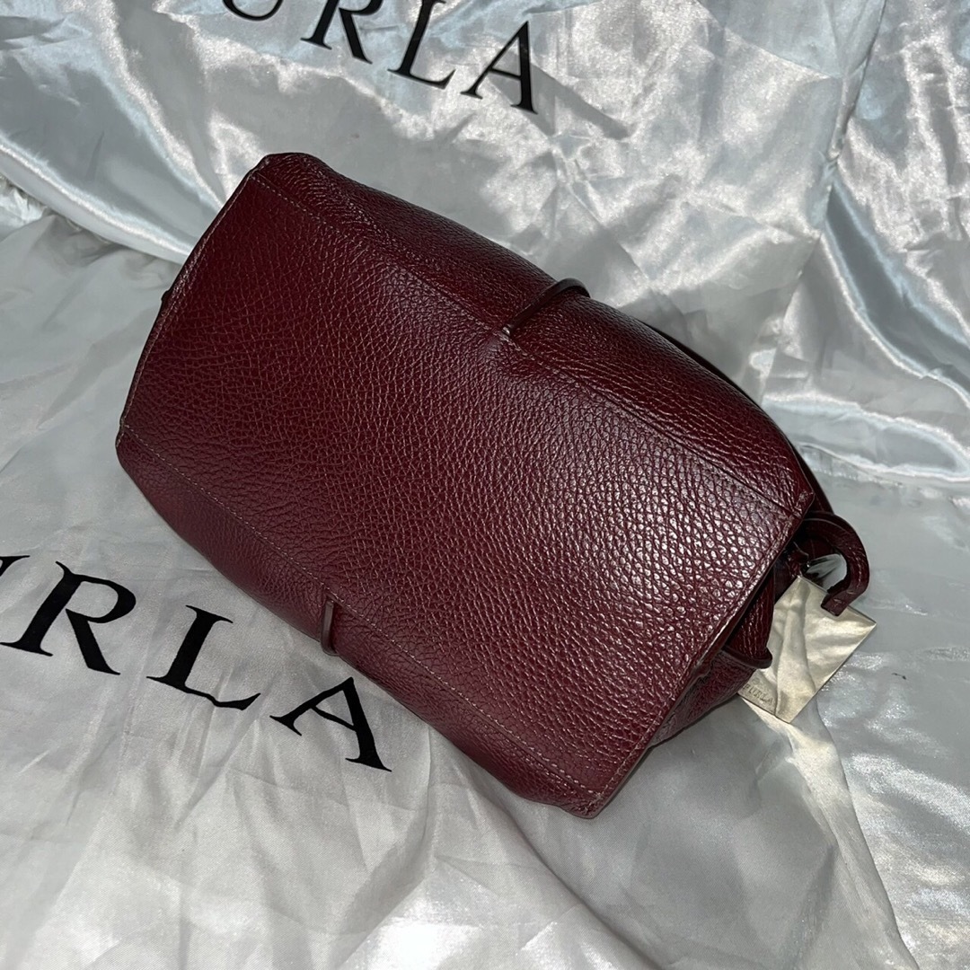 極美品　FURLA フルラ　ショルダーバッグ　肩掛け　レザー　本革