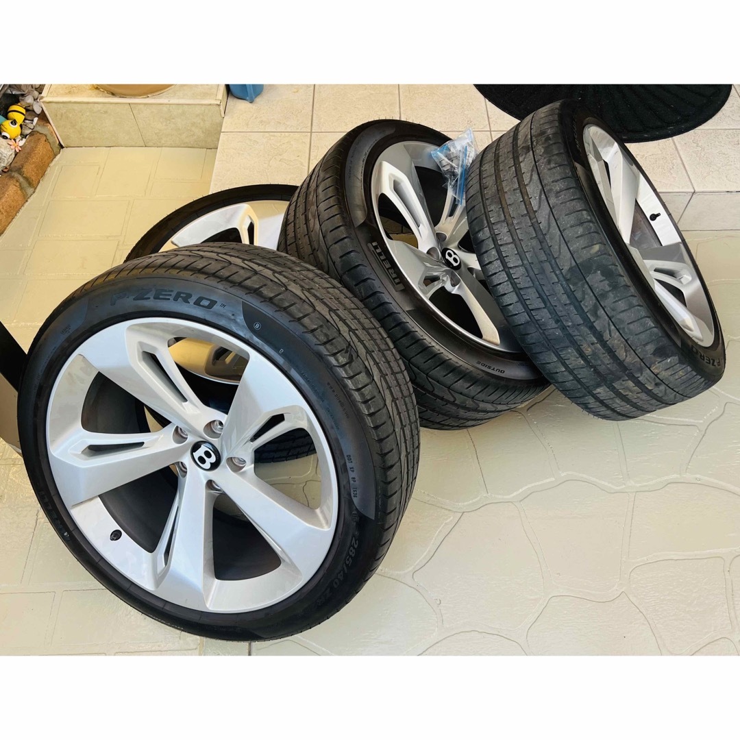 285/40r22 4本セット　ホイール付き